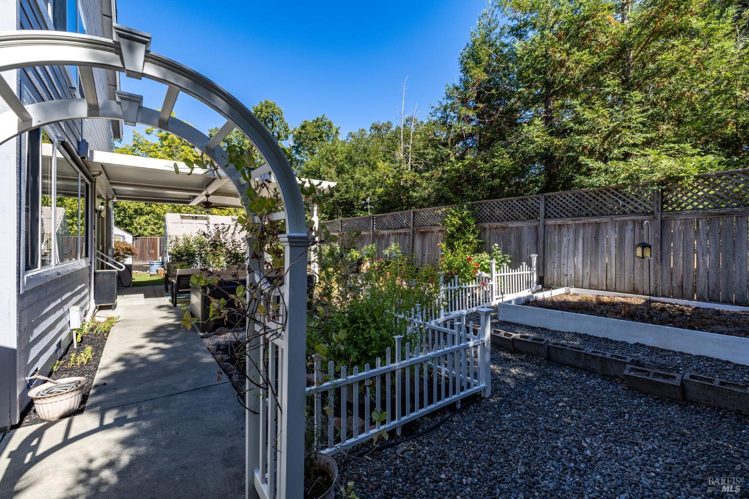 Detail Gallery Image 24 of 81 For 3594 Lake Park Dr, Santa Rosa,  CA 95403 - 4 Beds | 3 Baths