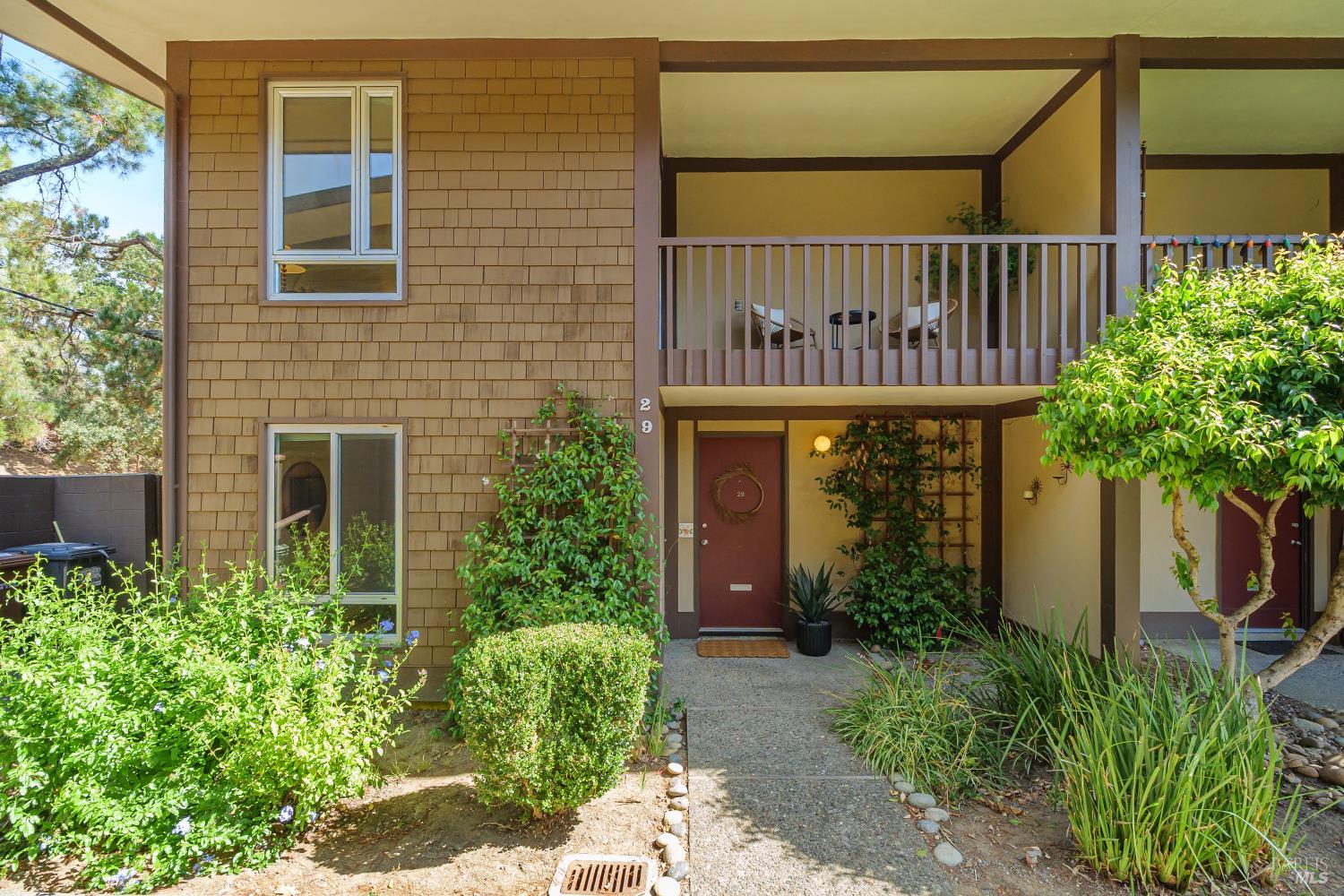 Detail Gallery Image 2 of 24 For 29 Surrey Ln, San Rafael,  CA 94903 - 3 Beds | 1/1 Baths