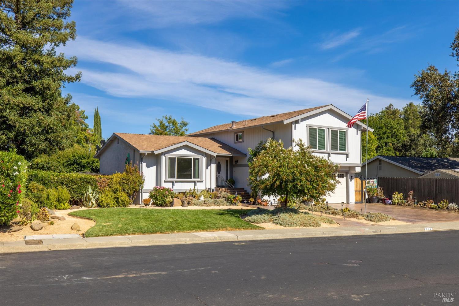 Detail Gallery Image 4 of 76 For 287 N. Alamo Dr, Vacaville,  CA 95688 - 4 Beds | 3 Baths