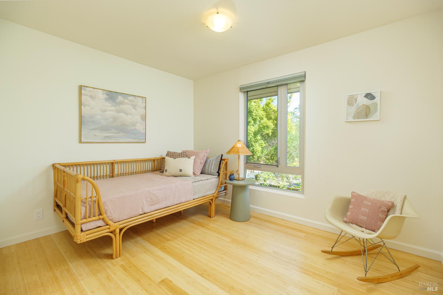 Detail Gallery Image 15 of 24 For 29 Surrey Ln, San Rafael,  CA 94903 - 3 Beds | 1/1 Baths
