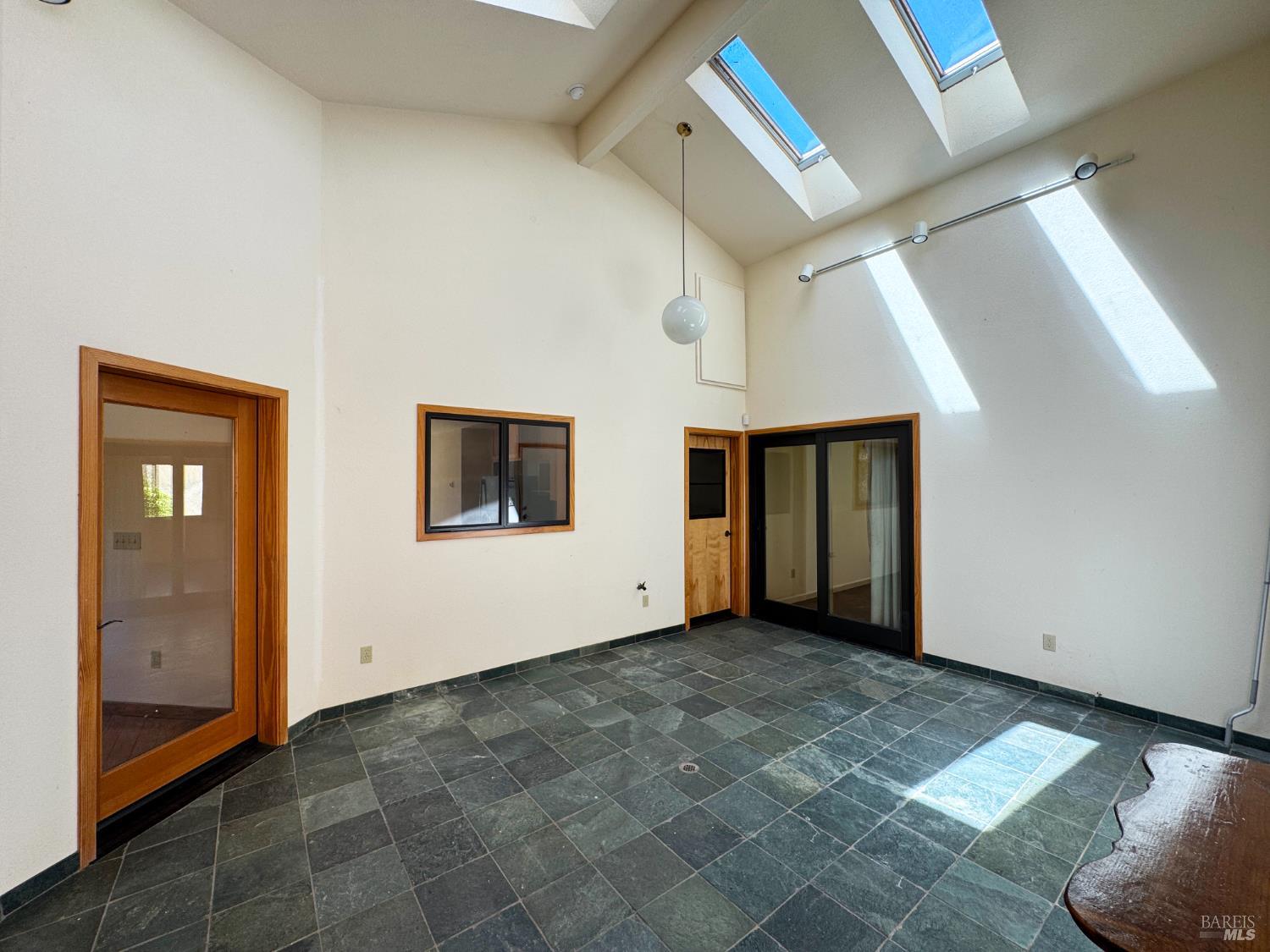 Detail Gallery Image 4 of 28 For 4260 Blackhawk Dr, Willits,  CA 95490 - 2 Beds | 2 Baths