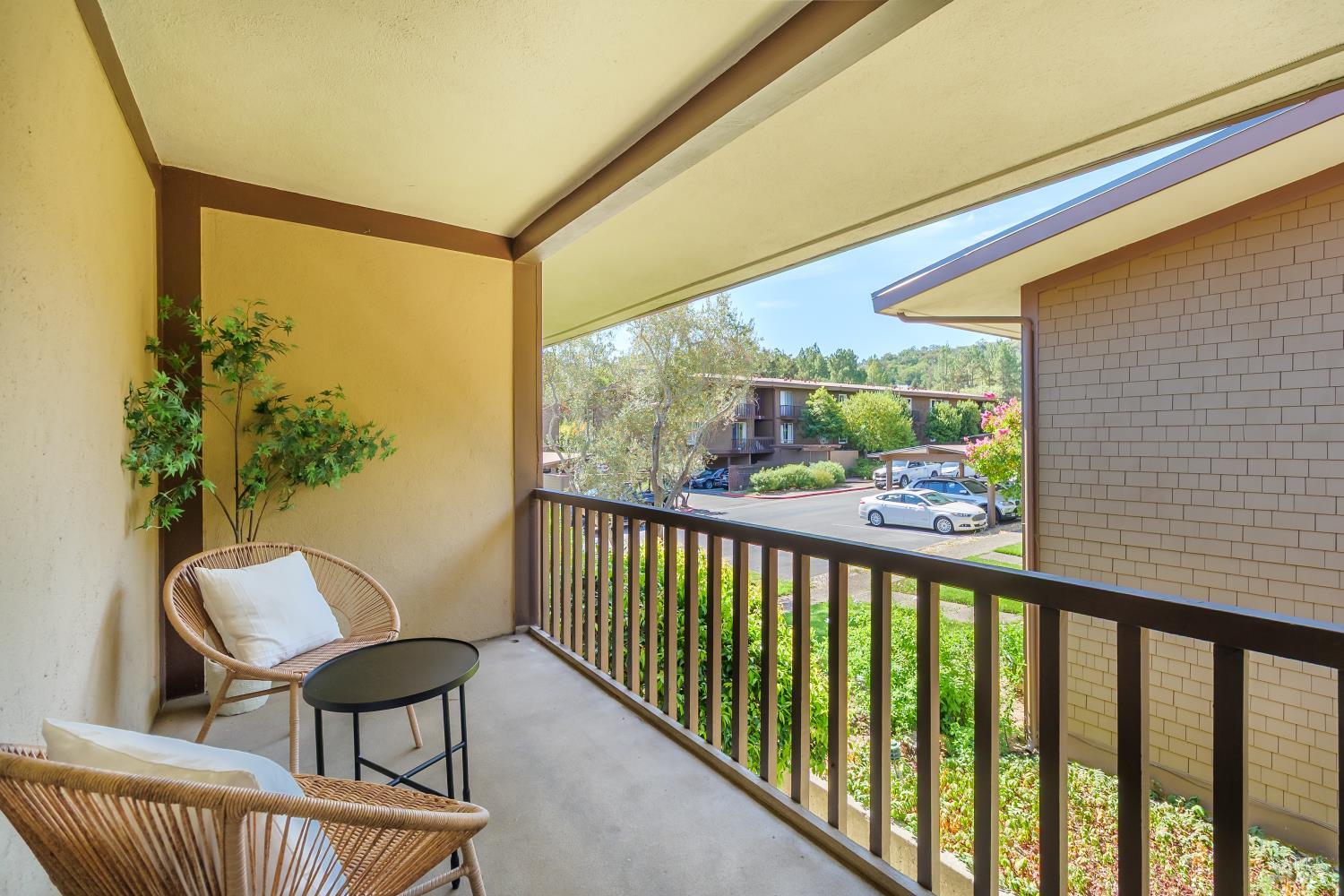 Detail Gallery Image 12 of 24 For 29 Surrey Ln, San Rafael,  CA 94903 - 3 Beds | 1/1 Baths