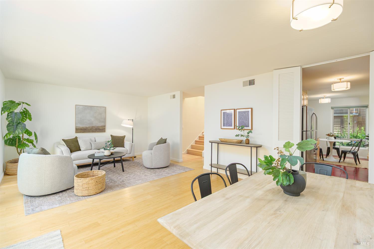 Detail Gallery Image 4 of 24 For 29 Surrey Ln, San Rafael,  CA 94903 - 3 Beds | 1/1 Baths