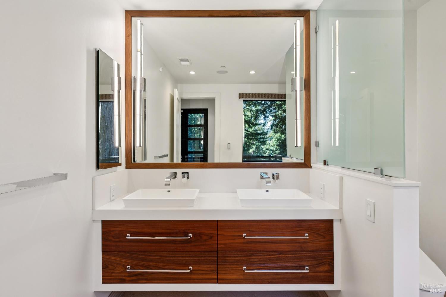 Detail Gallery Image 15 of 29 For 290 Edgewood Ave, Mill Valley,  CA 94941 - 4 Beds | 3/1 Baths