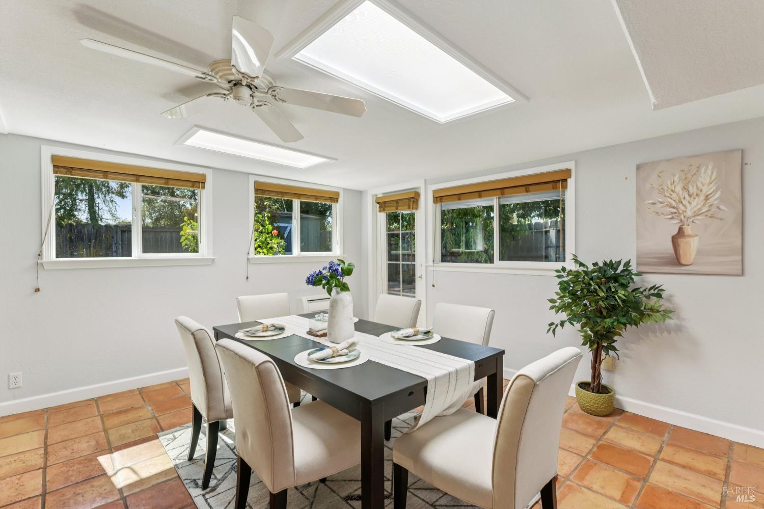 Detail Gallery Image 14 of 58 For 833 Estancia Way, San Rafael,  CA 94903 - 3 Beds | 2 Baths