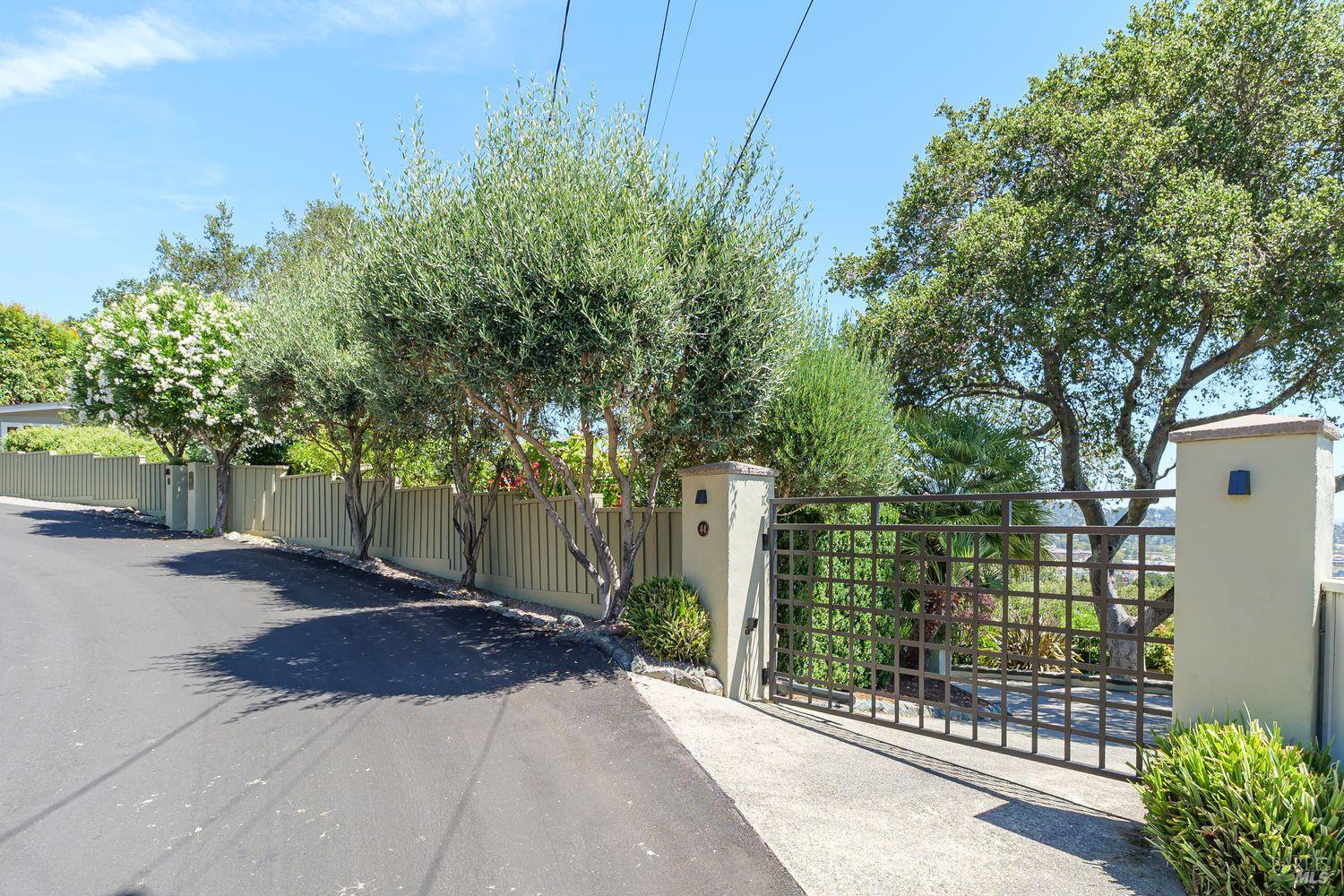 Detail Gallery Image 1 of 1 For 44 Gloria Dr, San Rafael,  CA 94901 - 4 Beds | 2 Baths