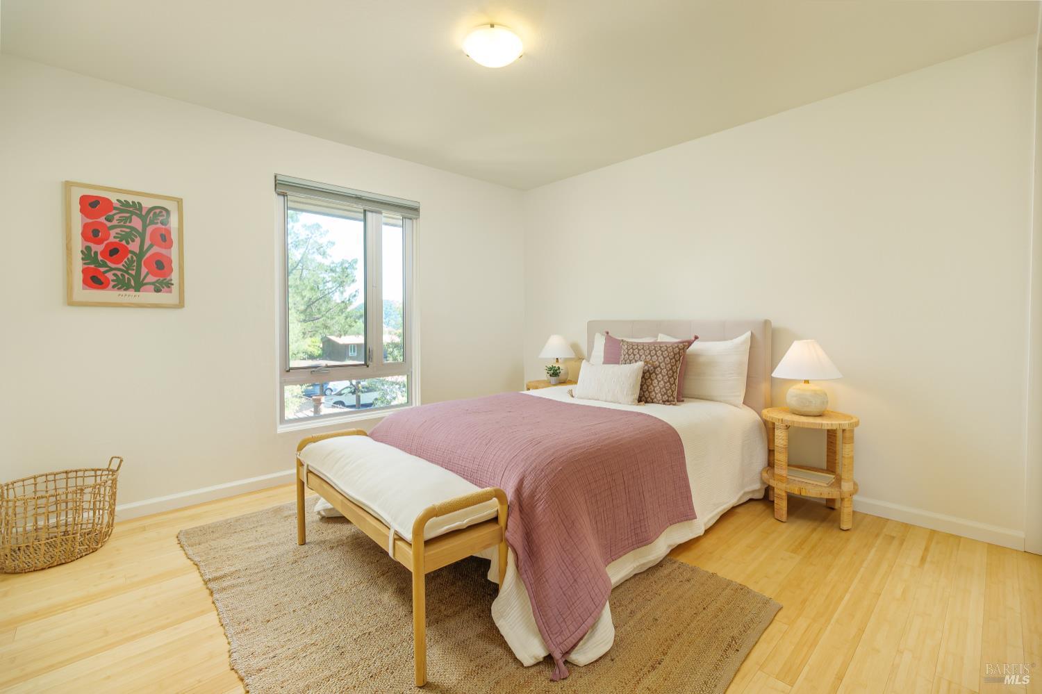 Detail Gallery Image 14 of 24 For 29 Surrey Ln, San Rafael,  CA 94903 - 3 Beds | 1/1 Baths