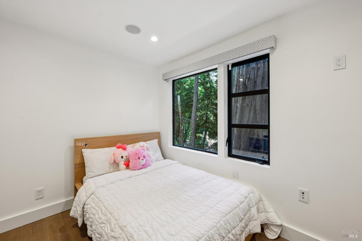 Detail Gallery Image 18 of 29 For 290 Edgewood Ave, Mill Valley,  CA 94941 - 4 Beds | 3/1 Baths