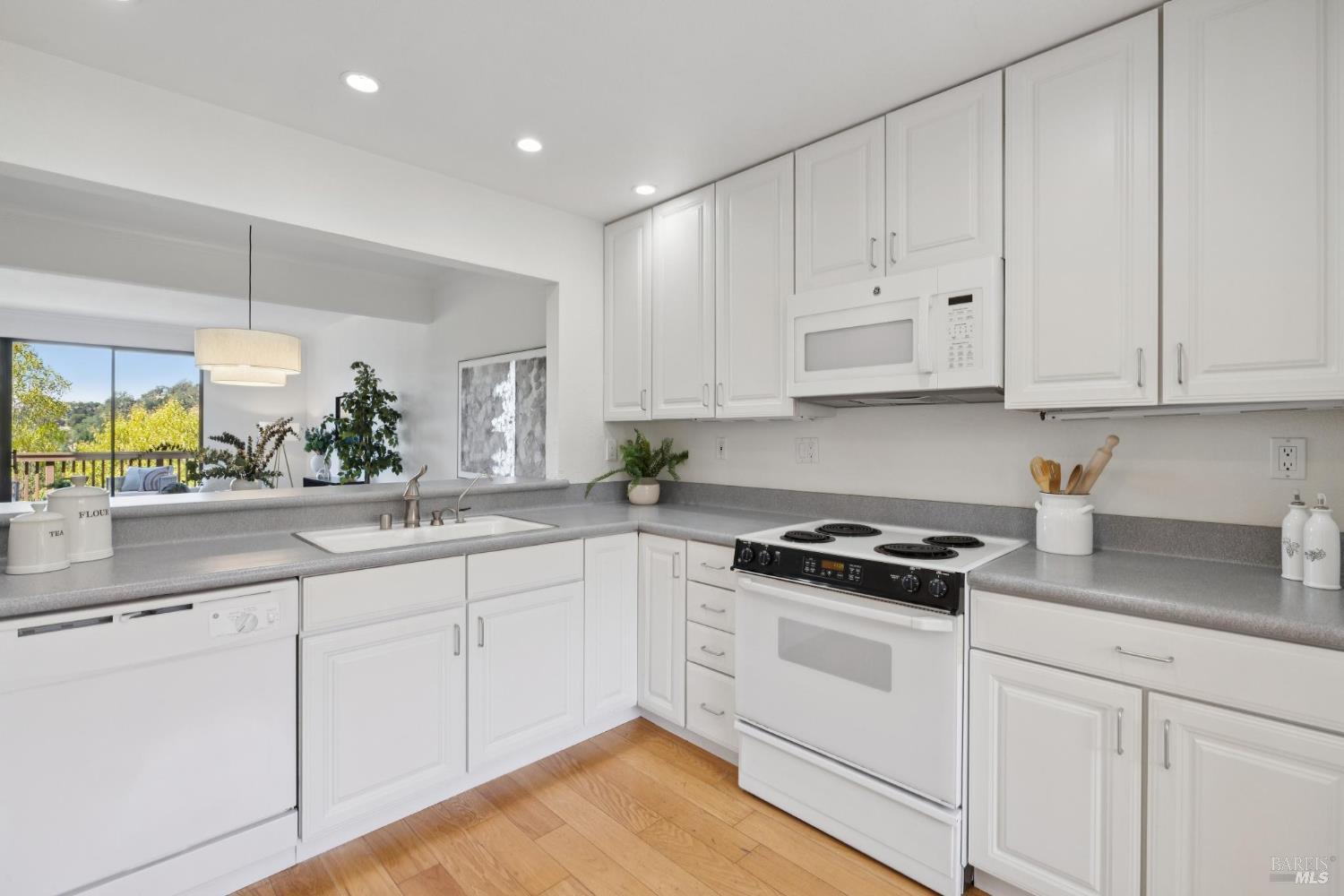 Detail Gallery Image 15 of 45 For 844 Arlene Way, Novato,  CA 94947 - 3 Beds | 2/1 Baths