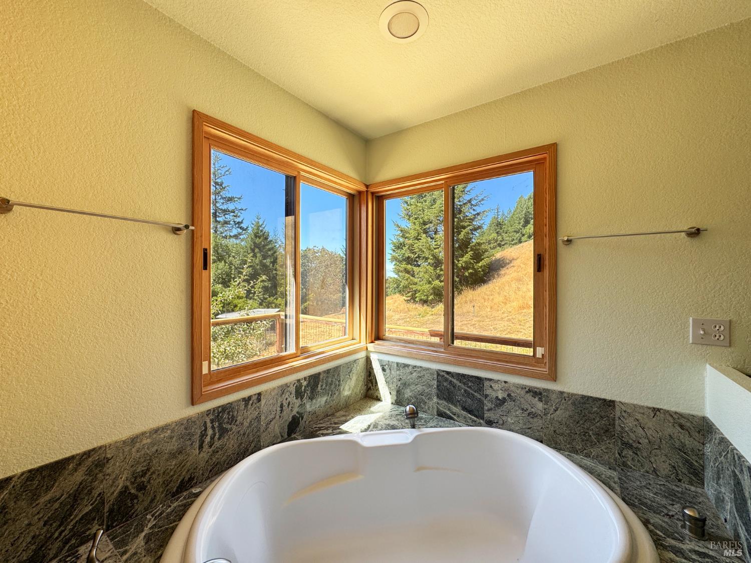 Detail Gallery Image 13 of 28 For 4260 Blackhawk Dr, Willits,  CA 95490 - 2 Beds | 2 Baths