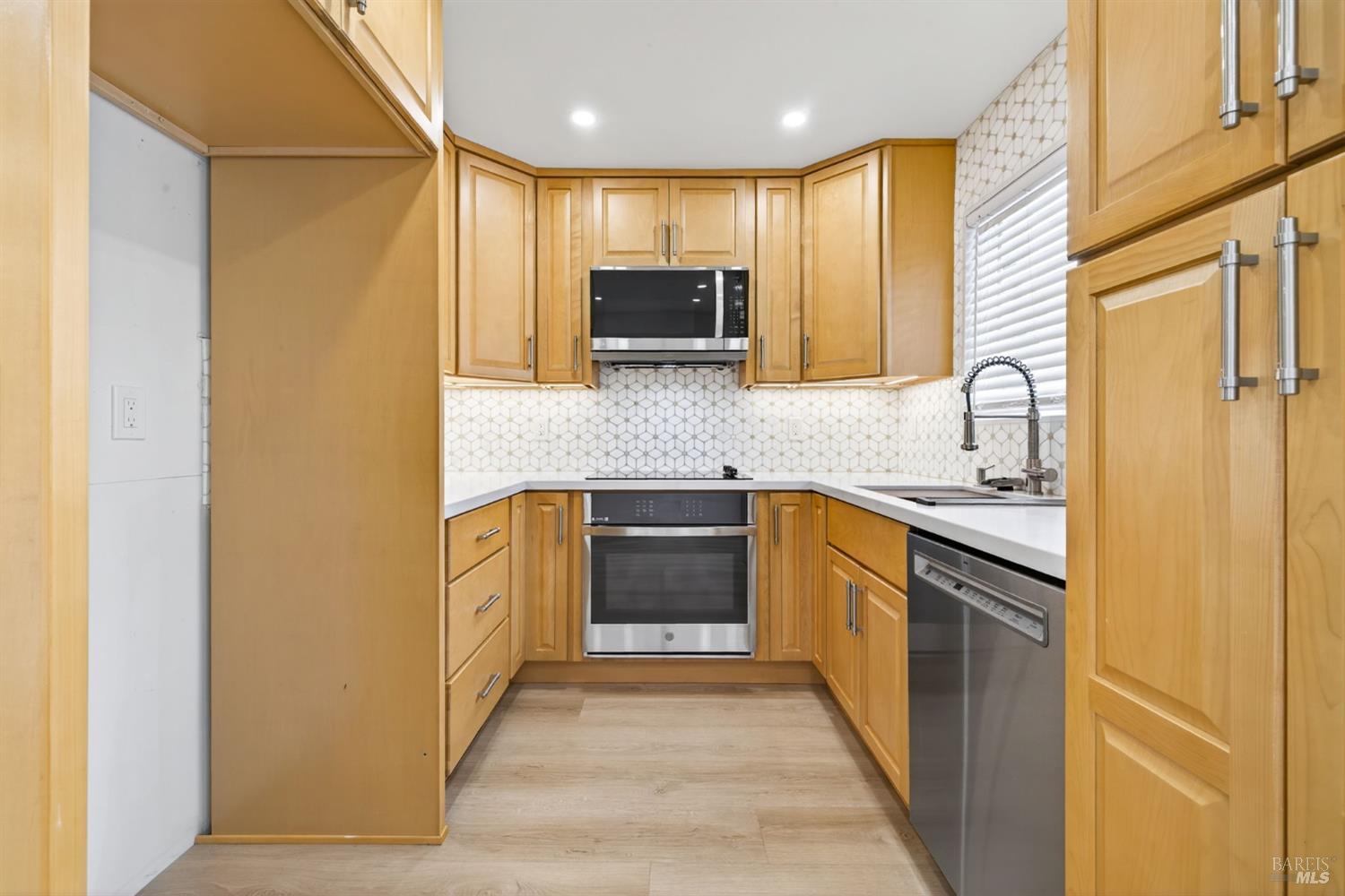 Detail Gallery Image 9 of 28 For 1076 Eleanor Ave, Rohnert Park,  CA 94928 - 2 Beds | 1/1 Baths