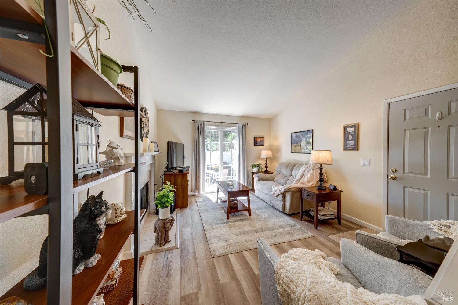 Detail Gallery Image 4 of 33 For 15 Francis Cir, Rohnert Park,  CA 94928 - 3 Beds | 2 Baths