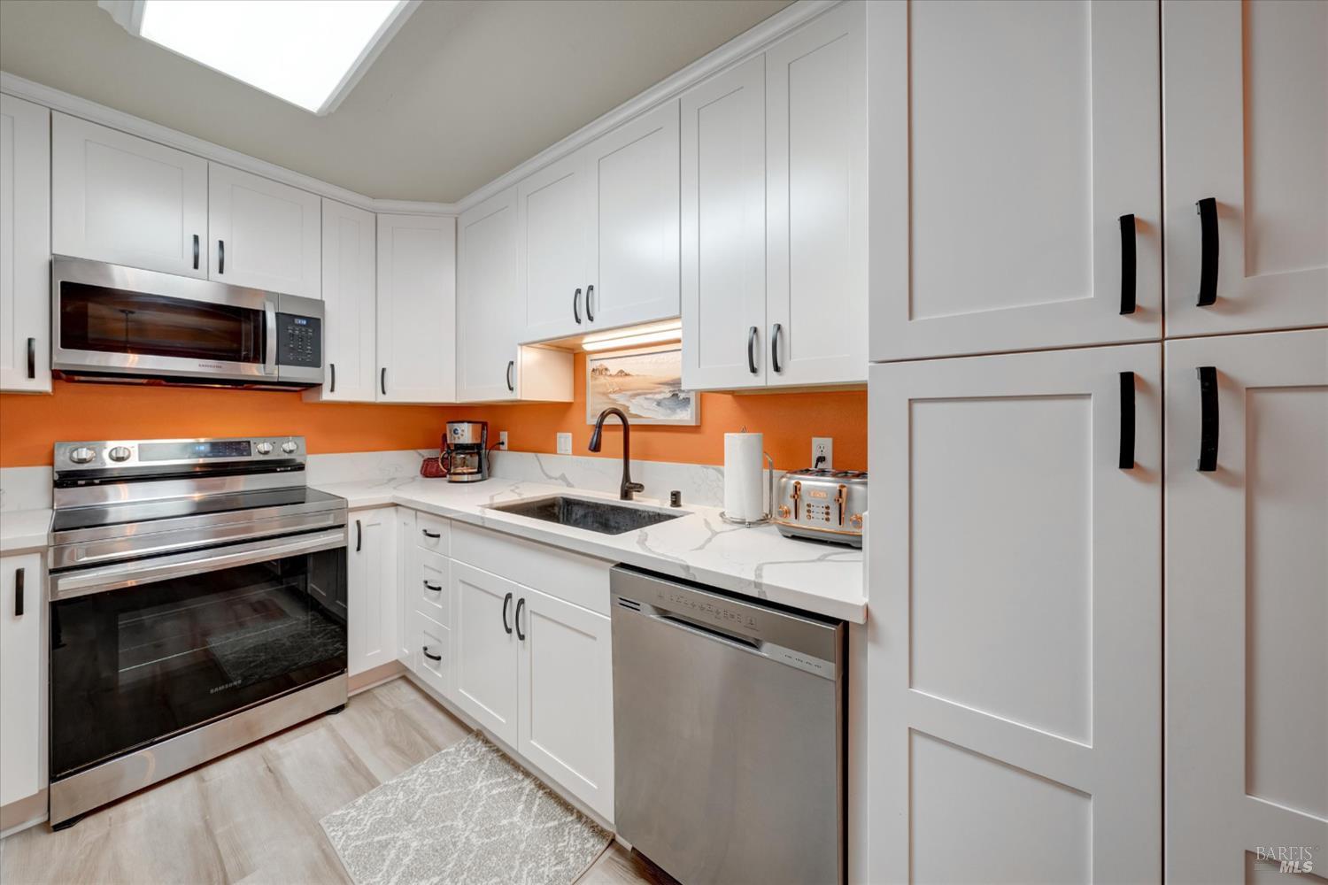 Detail Gallery Image 11 of 33 For 15 Francis Cir, Rohnert Park,  CA 94928 - 3 Beds | 2 Baths