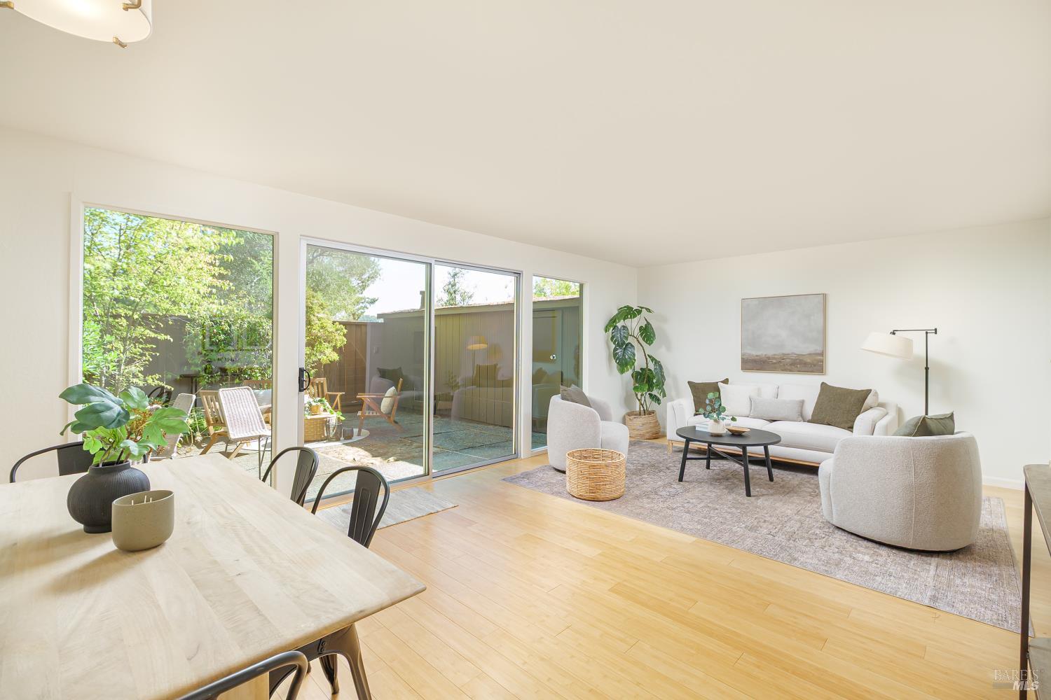 Detail Gallery Image 3 of 24 For 29 Surrey Ln, San Rafael,  CA 94903 - 3 Beds | 1/1 Baths