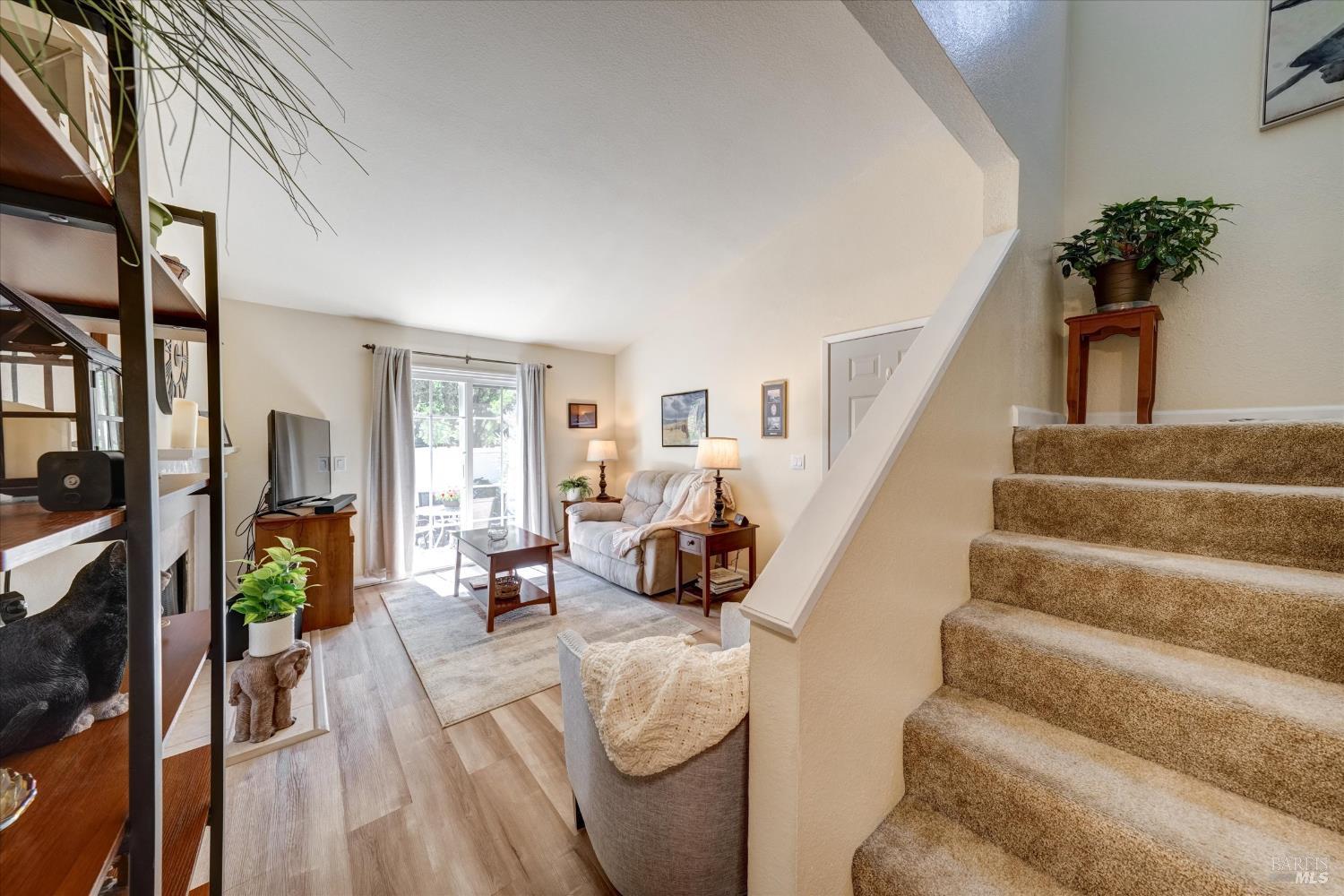 Detail Gallery Image 3 of 33 For 15 Francis Cir, Rohnert Park,  CA 94928 - 3 Beds | 2 Baths