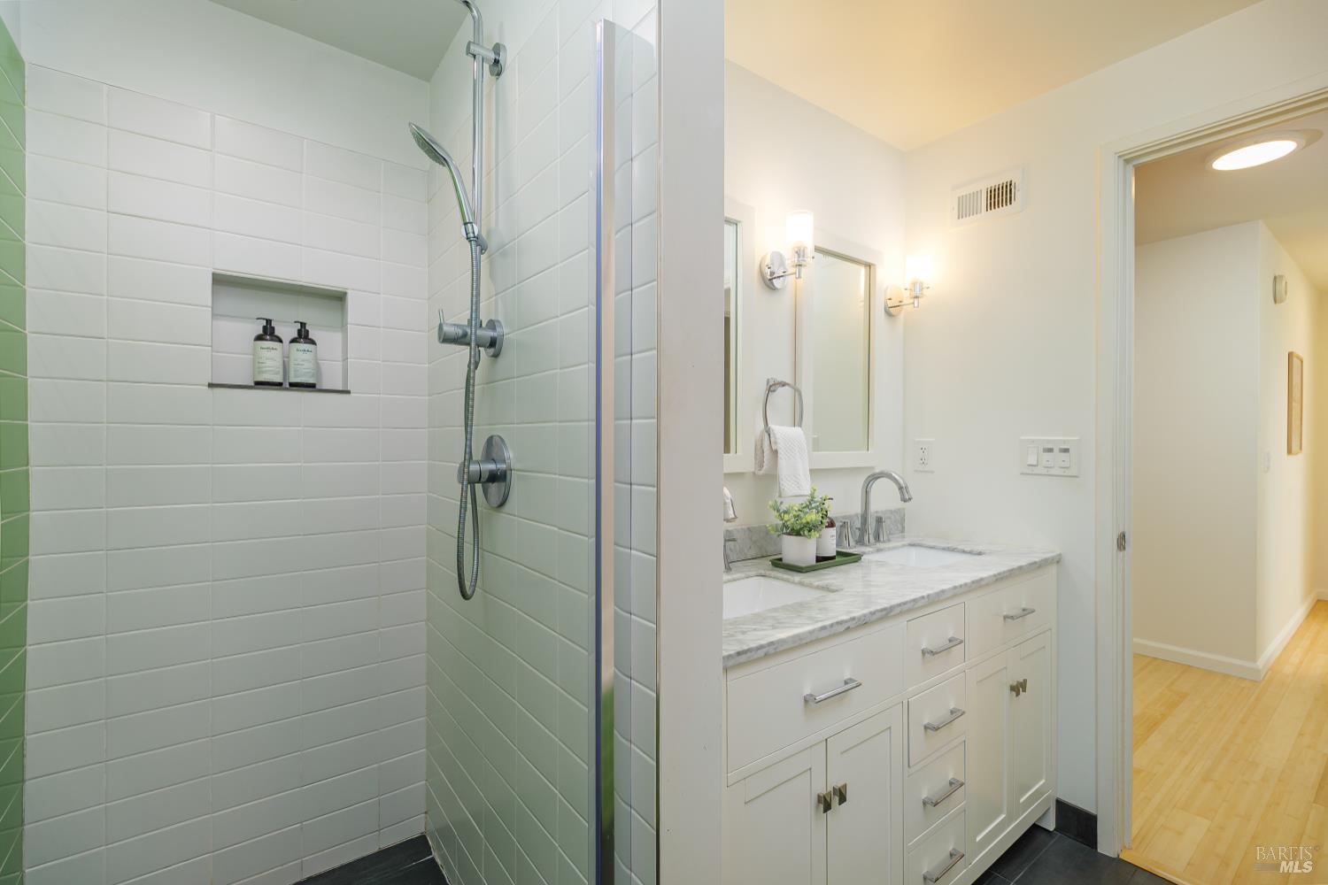 Detail Gallery Image 16 of 24 For 29 Surrey Ln, San Rafael,  CA 94903 - 3 Beds | 1/1 Baths