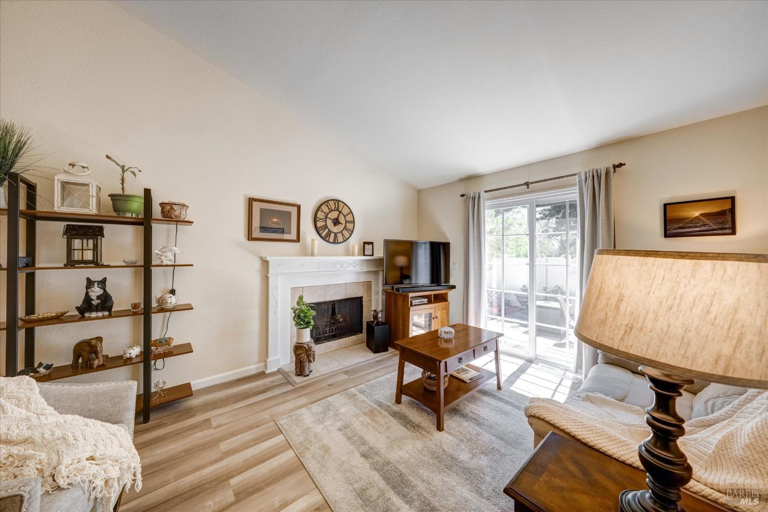 Detail Gallery Image 5 of 33 For 15 Francis Cir, Rohnert Park,  CA 94928 - 3 Beds | 2 Baths