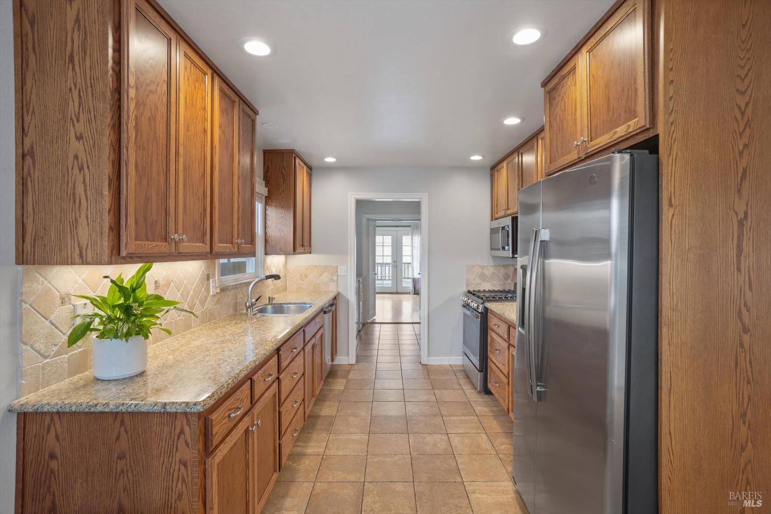 Detail Gallery Image 11 of 34 For 851 Western Ave, Petaluma,  CA 94952 - 3 Beds | 1/1 Baths