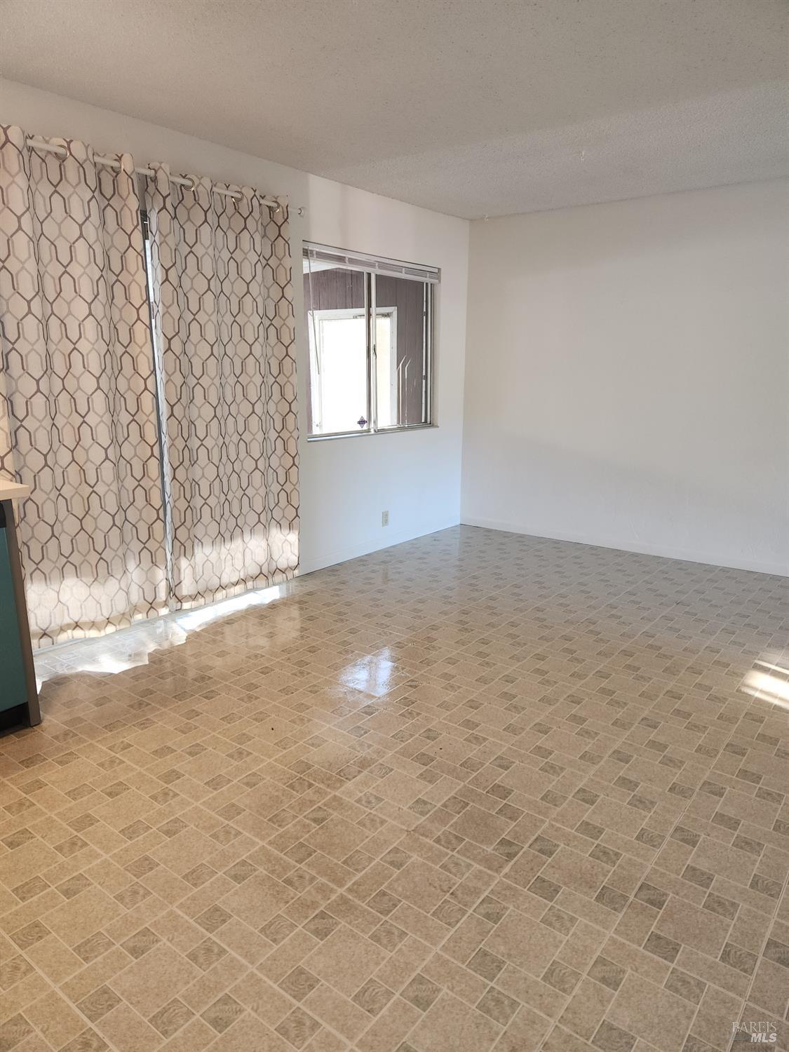 Detail Gallery Image 5 of 16 For 341 Inverness Dr, Vallejo,  CA 94589 - 3 Beds | 2 Baths