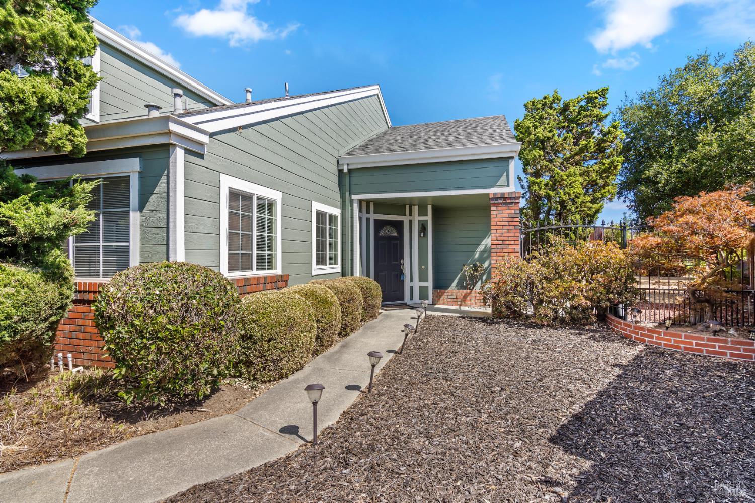 Detail Gallery Image 2 of 45 For 744 Jasmine Ct, Benicia,  CA 94510 - 3 Beds | 2 Baths