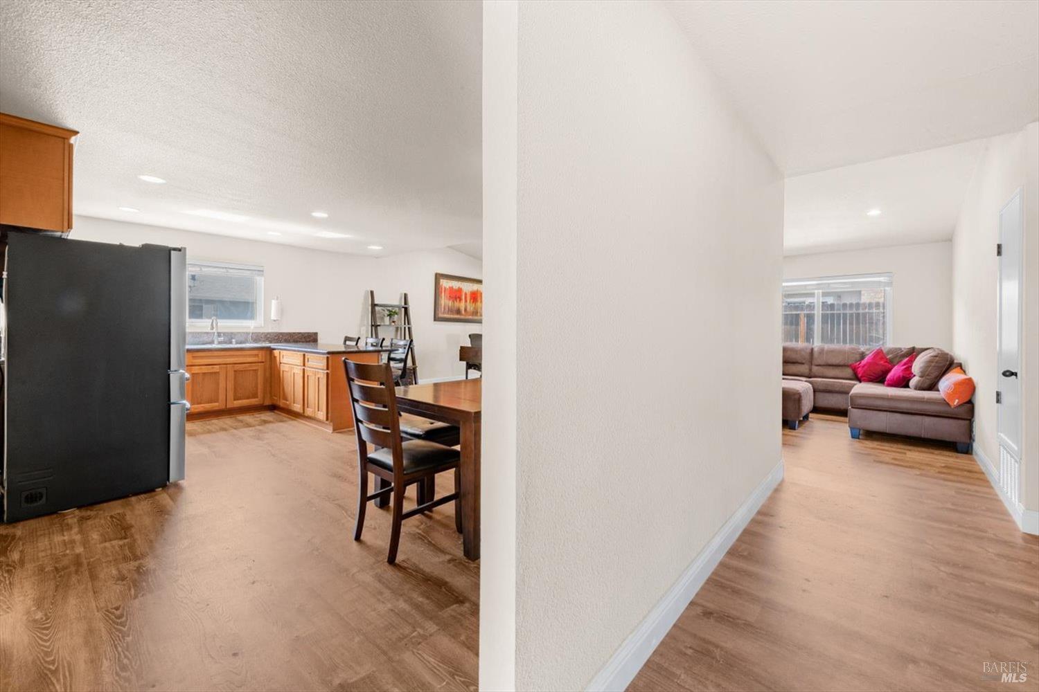 Detail Gallery Image 4 of 46 For 420 Temple Dr, Vacaville,  CA 95687 - 3 Beds | 2 Baths