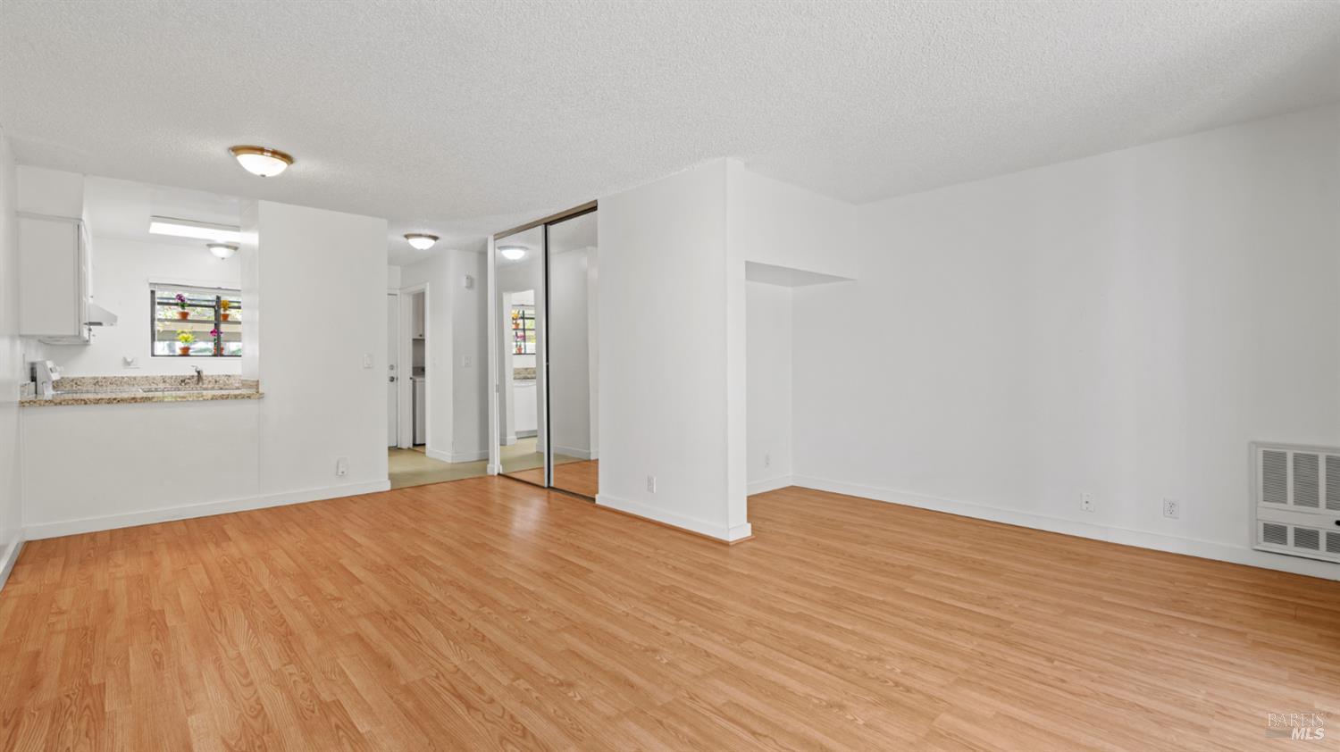 Detail Gallery Image 14 of 33 For 900 Southampton Rd #110,  Benicia,  CA 94510 - 2 Beds | 1/1 Baths
