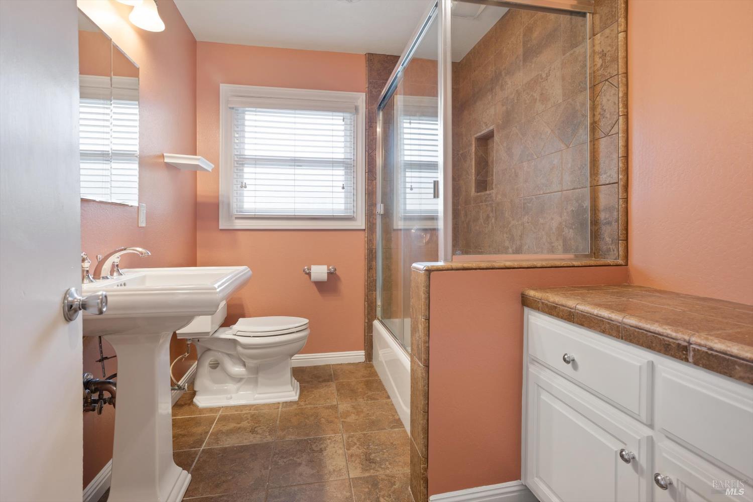 Detail Gallery Image 16 of 34 For 851 Western Ave, Petaluma,  CA 94952 - 3 Beds | 1/1 Baths