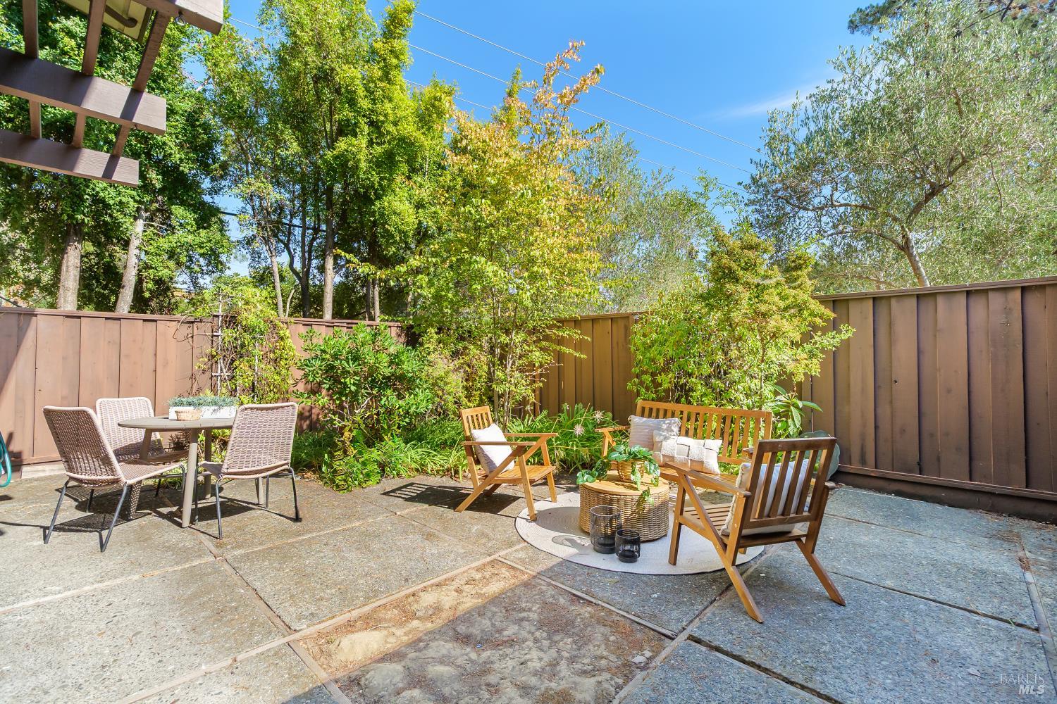 Detail Gallery Image 5 of 24 For 29 Surrey Ln, San Rafael,  CA 94903 - 3 Beds | 1/1 Baths