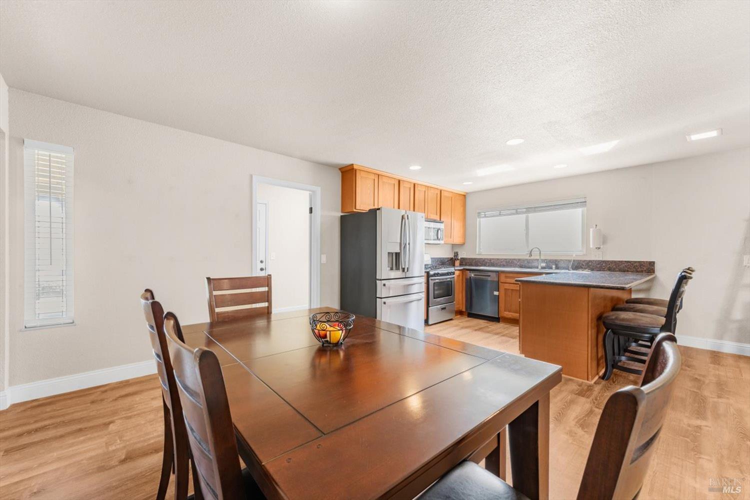 Detail Gallery Image 6 of 46 For 420 Temple Dr, Vacaville,  CA 95687 - 3 Beds | 2 Baths