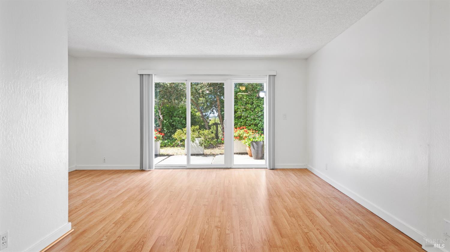 Detail Gallery Image 12 of 33 For 900 Southampton Rd #110,  Benicia,  CA 94510 - 2 Beds | 1/1 Baths