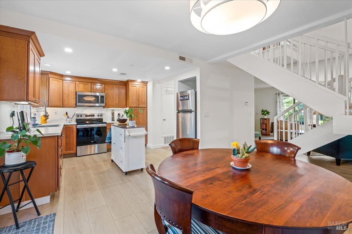 Detail Gallery Image 6 of 26 For 109 Albion Ct, Novato,  CA 94947 - 3 Beds | 2/1 Baths