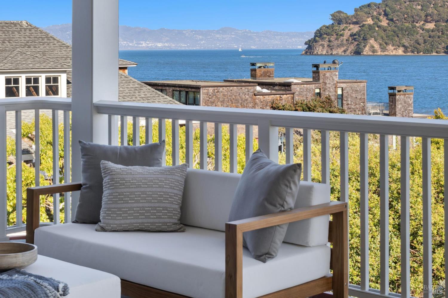 Detail Gallery Image 6 of 46 For 2105 Mar East St, Belvedere Tiburon,  CA 94920 - 5 Beds | 4/1 Baths