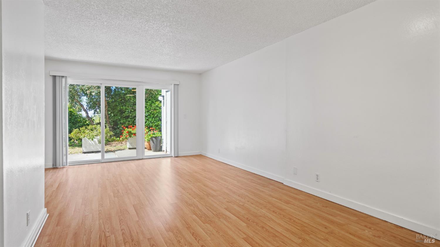 Detail Gallery Image 10 of 33 For 900 Southampton Rd #110,  Benicia,  CA 94510 - 2 Beds | 1/1 Baths