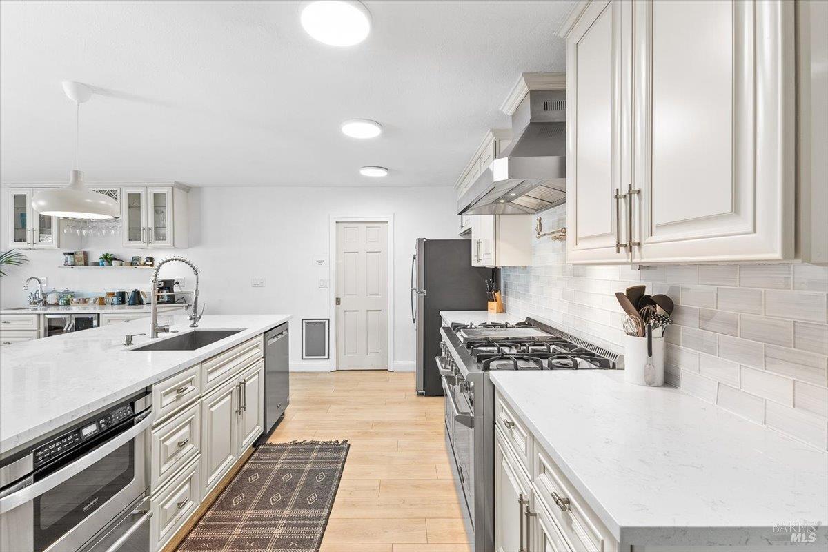 Detail Gallery Image 15 of 38 For 563 Windsor River Rd, Windsor,  CA 95492 - 3 Beds | 3 Baths