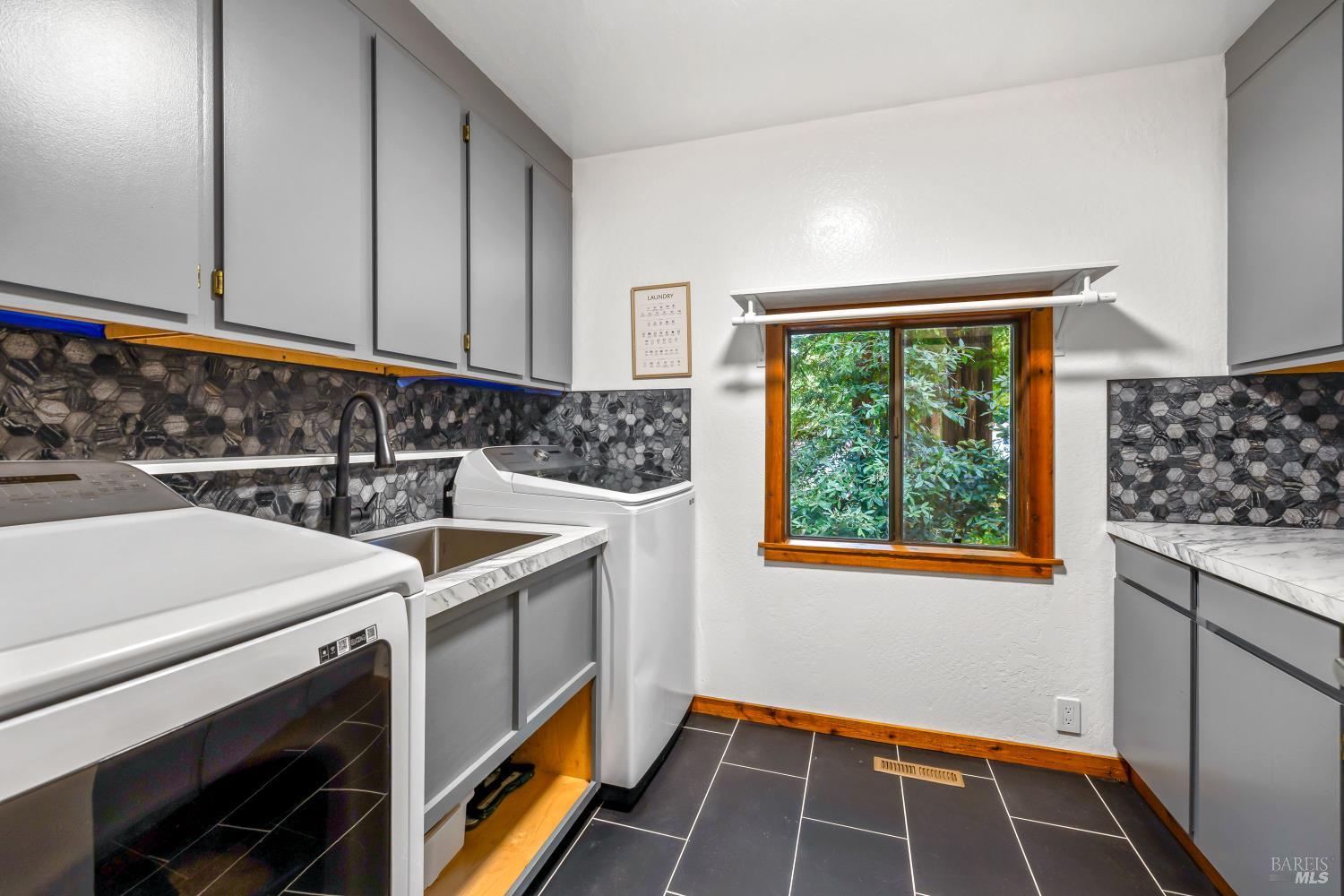 Detail Gallery Image 23 of 43 For 17451 Redwood Springs Dr, Fort Bragg,  CA 95437 - 4 Beds | 4 Baths