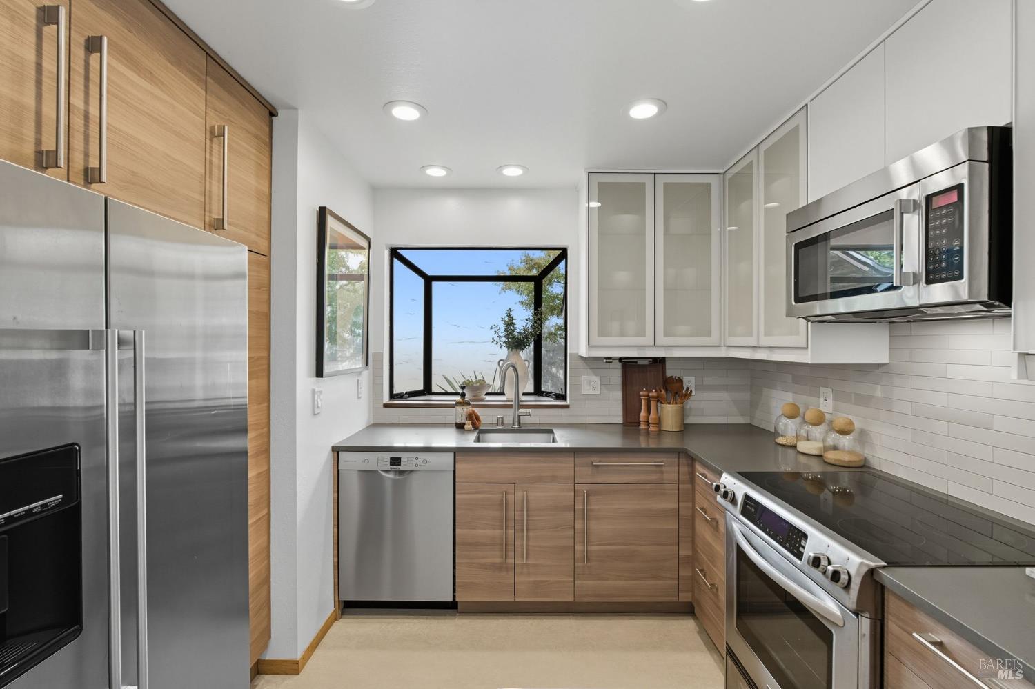 Detail Gallery Image 8 of 51 For 42 Park Ter, Mill Valley,  CA 94941 - 2 Beds | 2/1 Baths