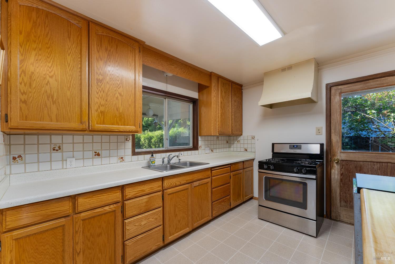 Detail Gallery Image 7 of 27 For 1240 Helen Ave, Ukiah,  CA 95482 - 3 Beds | 2 Baths