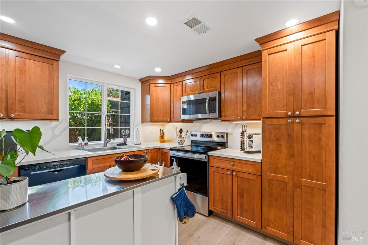 Detail Gallery Image 7 of 26 For 109 Albion Ct, Novato,  CA 94947 - 3 Beds | 2/1 Baths