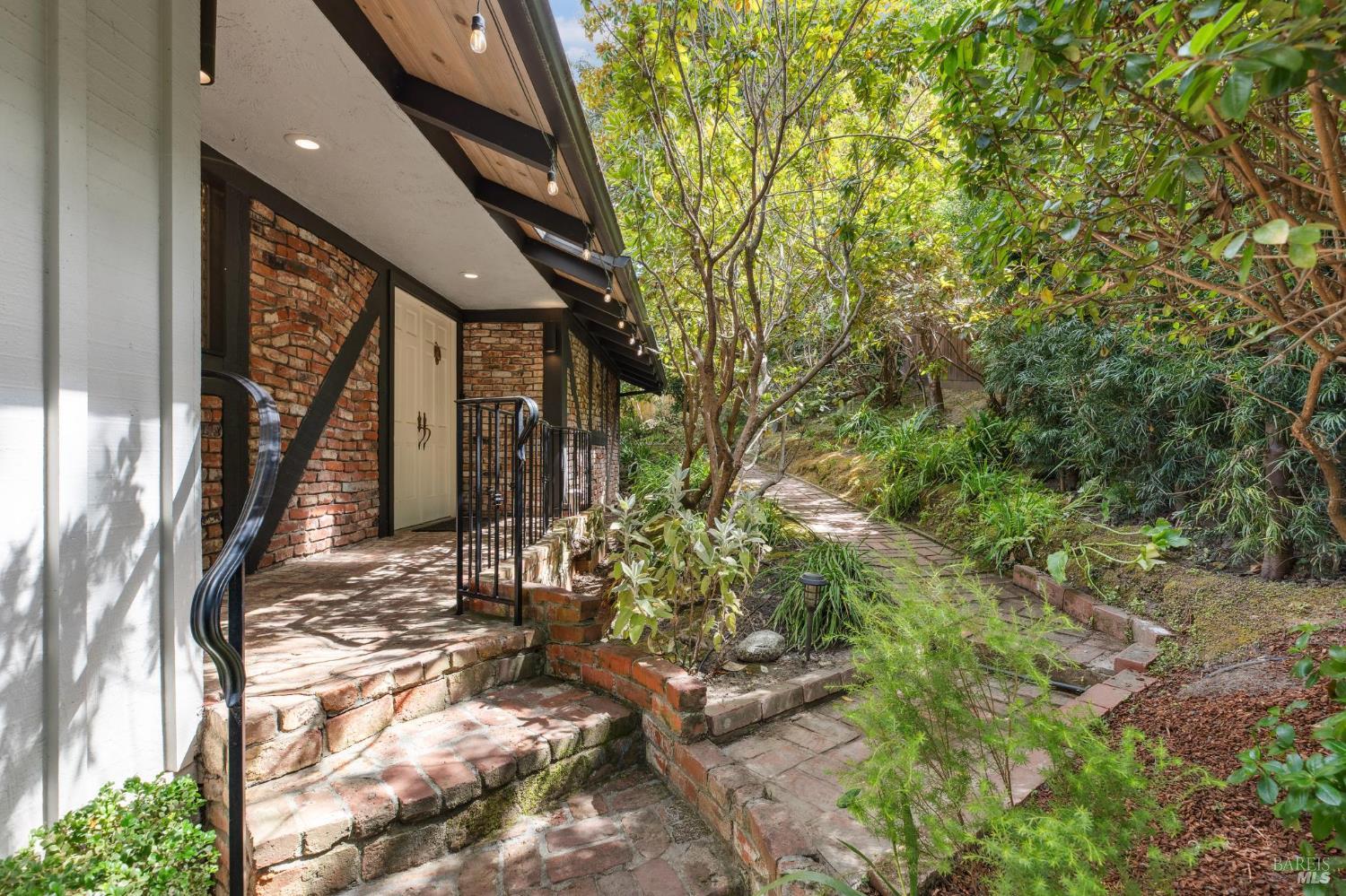Detail Gallery Image 8 of 53 For 1 Carolyn Ln, Mill Valley,  CA 94941 - 4 Beds | 3 Baths