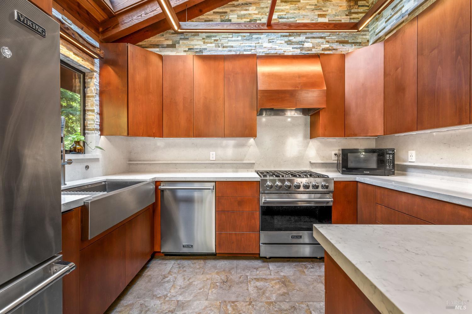 Detail Gallery Image 9 of 43 For 17451 Redwood Springs Dr, Fort Bragg,  CA 95437 - 4 Beds | 4 Baths