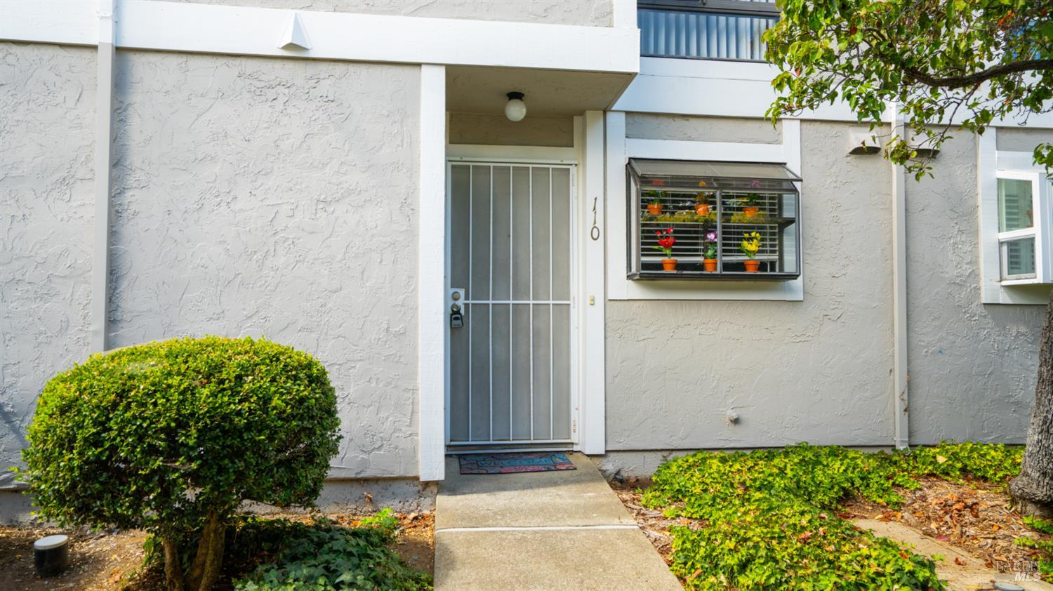Detail Gallery Image 2 of 33 For 900 Southampton Rd #110,  Benicia,  CA 94510 - 2 Beds | 1/1 Baths