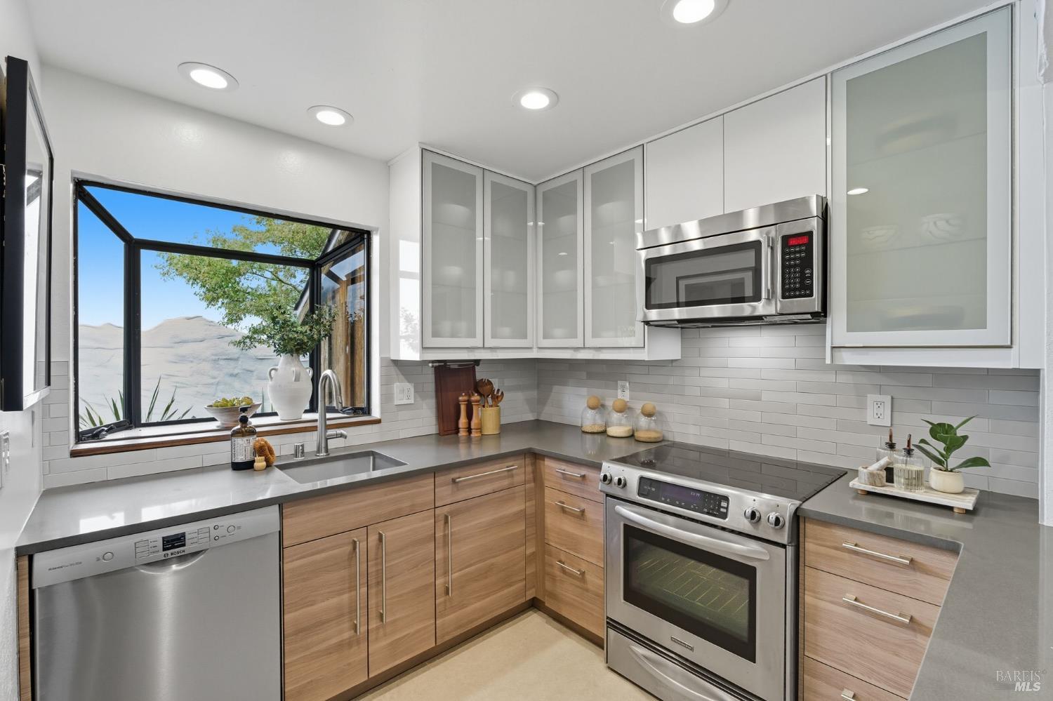 Detail Gallery Image 9 of 51 For 42 Park Ter, Mill Valley,  CA 94941 - 2 Beds | 2/1 Baths
