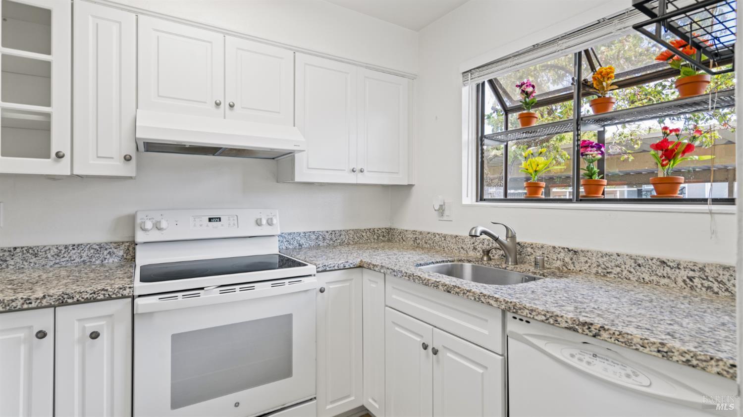 Detail Gallery Image 3 of 33 For 900 Southampton Rd #110,  Benicia,  CA 94510 - 2 Beds | 1/1 Baths
