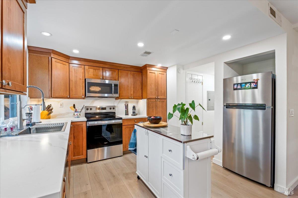 Detail Gallery Image 3 of 26 For 109 Albion Ct, Novato,  CA 94947 - 3 Beds | 2/1 Baths