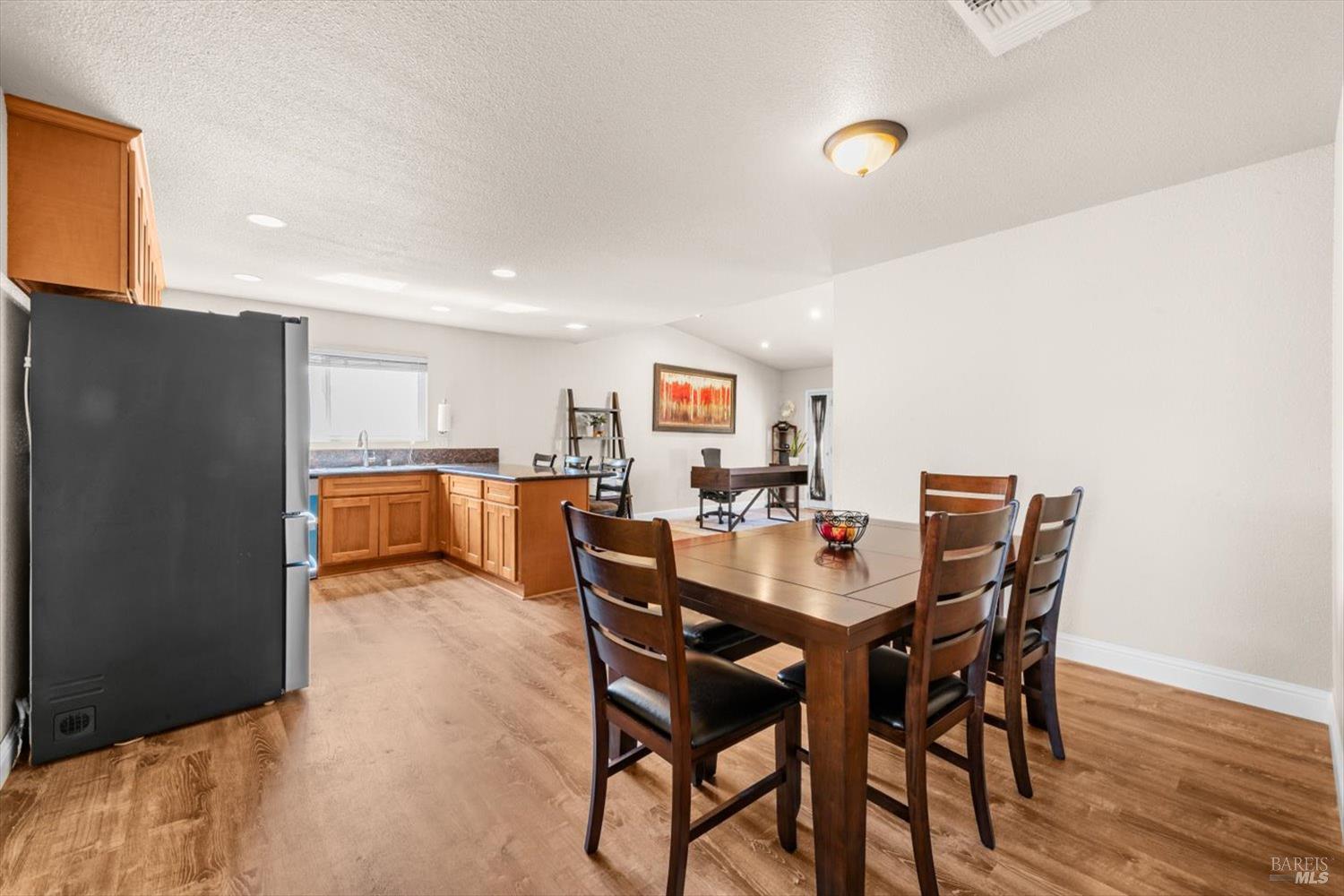 Detail Gallery Image 5 of 46 For 420 Temple Dr, Vacaville,  CA 95687 - 3 Beds | 2 Baths