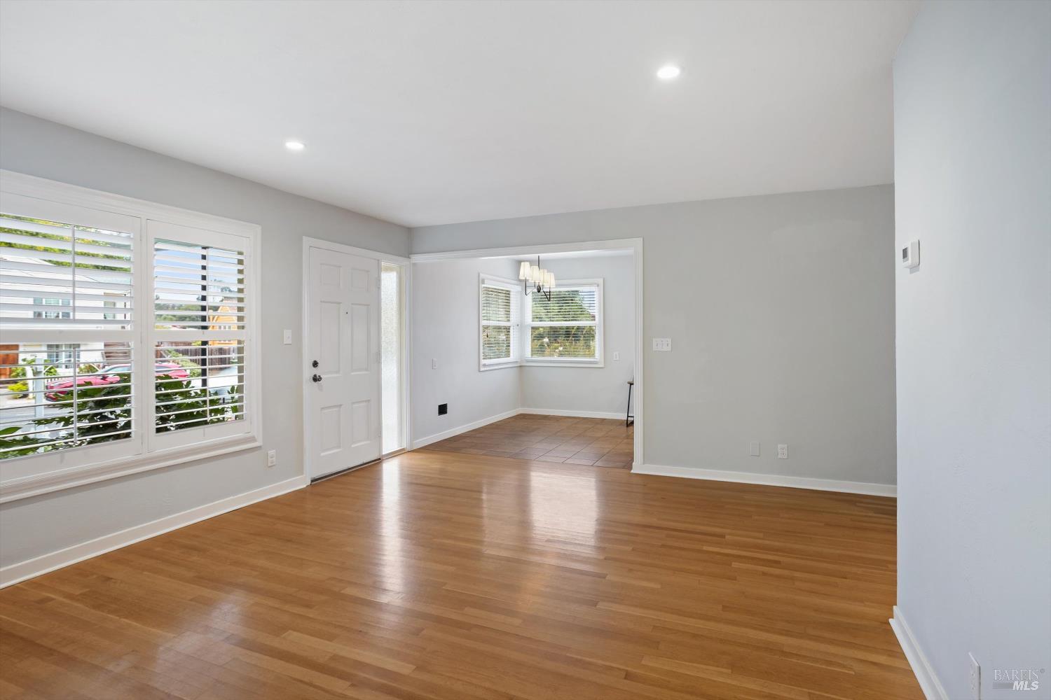 Detail Gallery Image 7 of 34 For 851 Western Ave, Petaluma,  CA 94952 - 3 Beds | 1/1 Baths