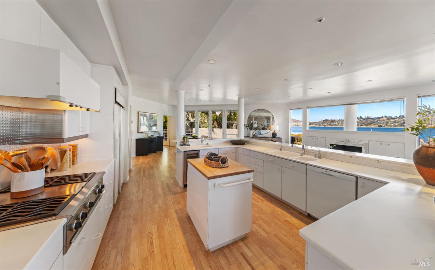 Detail Gallery Image 21 of 54 For 30 Heron Dr, Mill Valley,  CA 94941 - 5 Beds | 3/1 Baths