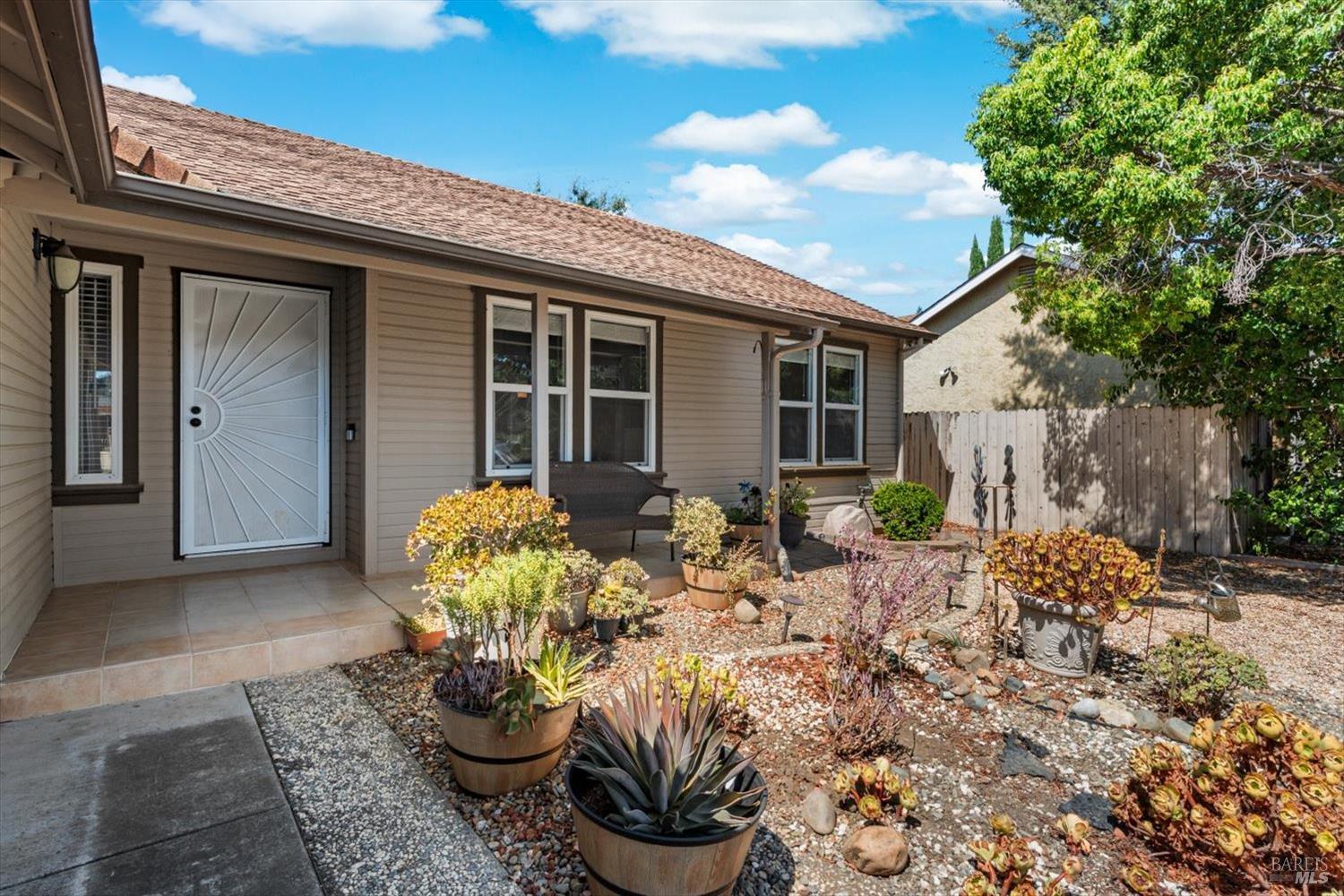 Detail Gallery Image 2 of 46 For 420 Temple Dr, Vacaville,  CA 95687 - 3 Beds | 2 Baths