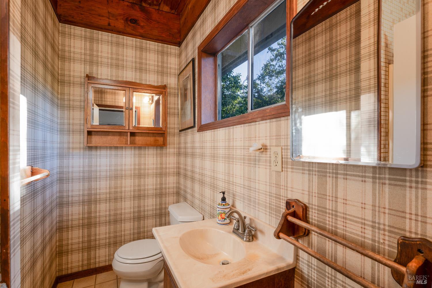 Detail Gallery Image 15 of 27 For 1240 Helen Ave, Ukiah,  CA 95482 - 3 Beds | 2 Baths