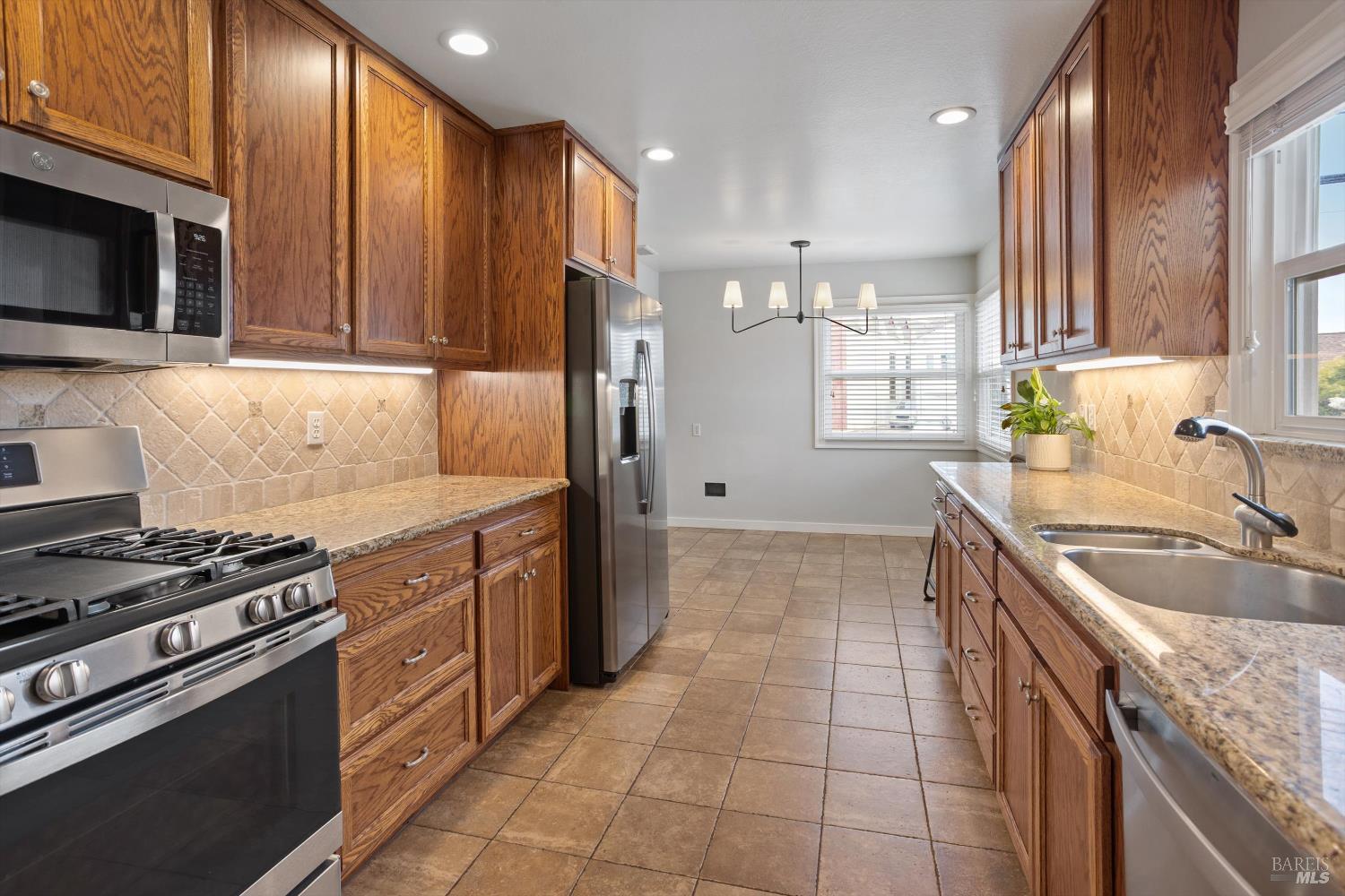 Detail Gallery Image 10 of 34 For 851 Western Ave, Petaluma,  CA 94952 - 3 Beds | 1/1 Baths